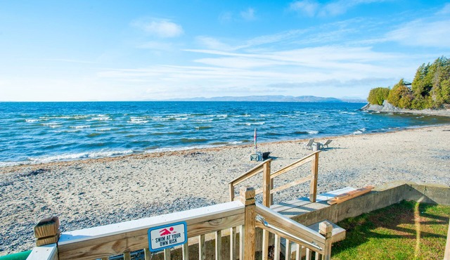 Large beachfront family cottage on the sandy beach at Colchester Point in Colchester