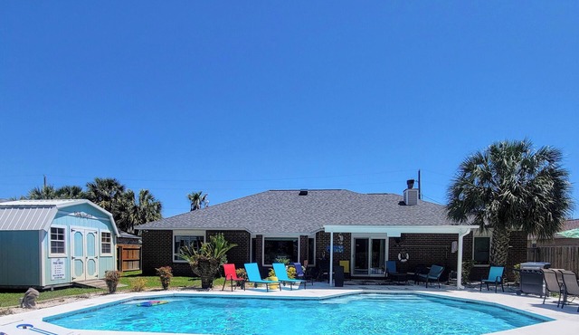 Large heated/chilled private pool 6 feet deep. 10 minutes to Beach/Golf