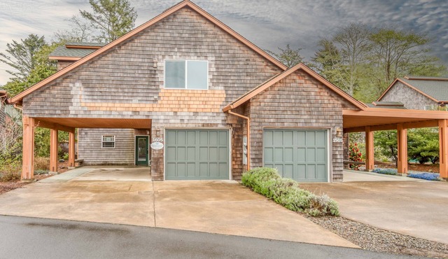 Large Spacious Lakeside Home with Kayaks, Fenced Yard, Blocks to the Beach in Rockaway
