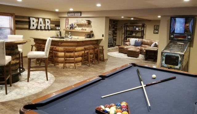 Log Home Retreat! Hot Tub, Game Room, Gym, Close To USAFA, & Spruce Mtn Ranch.