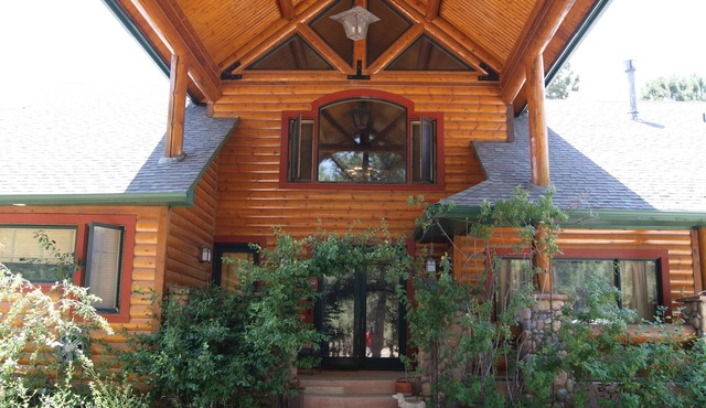 Log Lodge near Colo Springs Just Updated New Toilets, Smart TVs & Lauren bedding