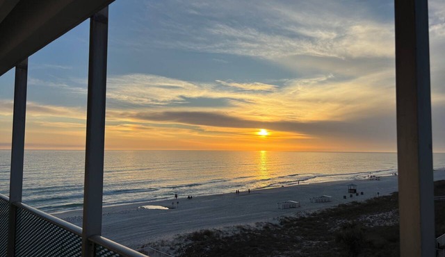 Lovely 1 bedroom beach front studio, amazing beach access and location in PCB