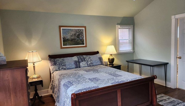 Lovely 1-room studio with Queen bed and kitchenette in peaceful Boalsburg.