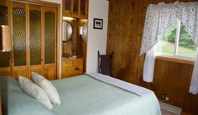 Lovely 3-bedroom cottage in Beautiful Brant Lake getaway