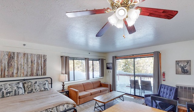 Lovely studio in Yosemite with kitchenette & balcony - near Badger Pass & Valley