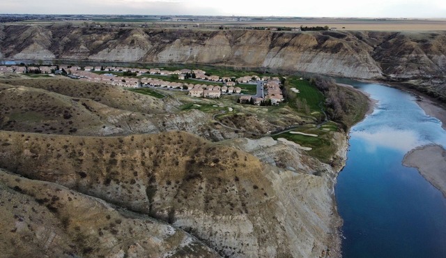 Lower 2 bed/2 bath Condo on Paradise Canyon Golf Resort - Private Entrance in Lethbridge
