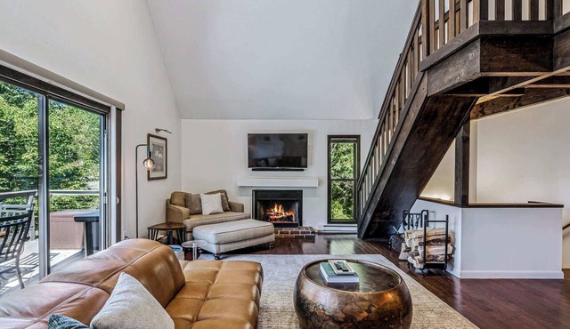 Luxe Condo with Cathedral Ceilings & Pond, Snow Village