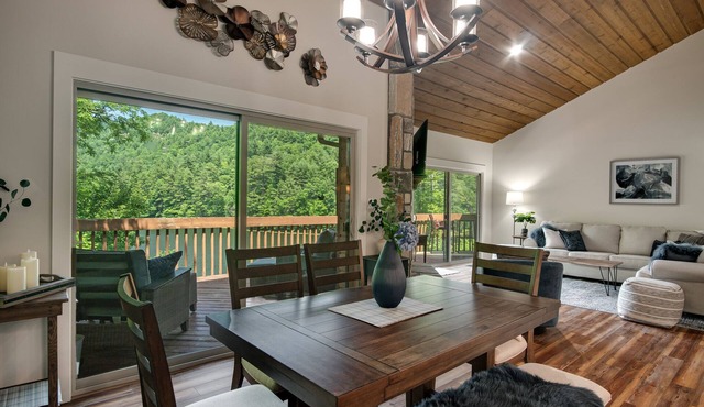 Luxe Lakefront Retreat. Gorgeous views. June-Aug; Sun-Sun check in/out. SUP incl