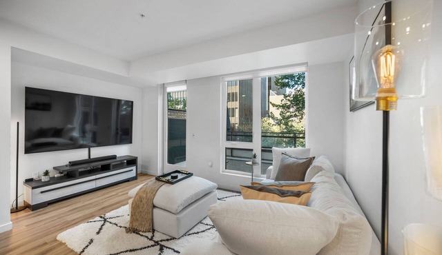 Luxe Loft In Heart Of Downtown