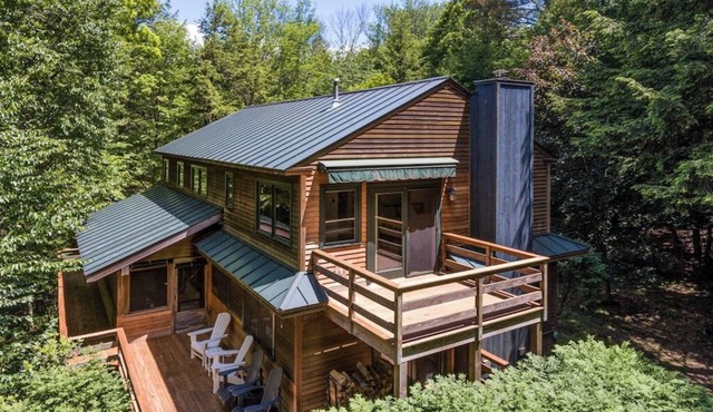 Luxe Quechee home on quiet road - chef's kitchen, two-car garage, screened porch
