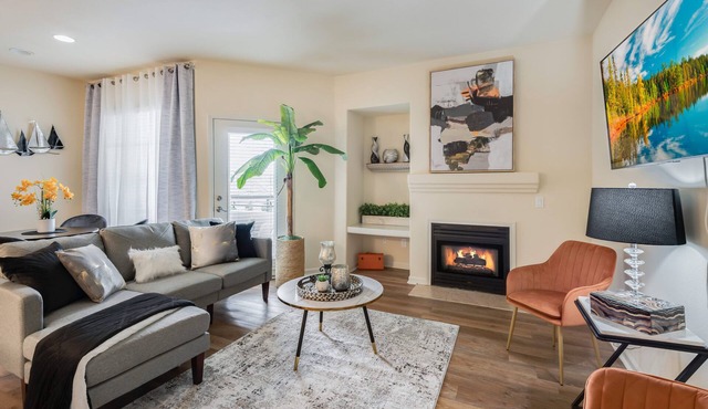 Luxurious 2 -Bedroom Apartment: King Bed + Private Garage
