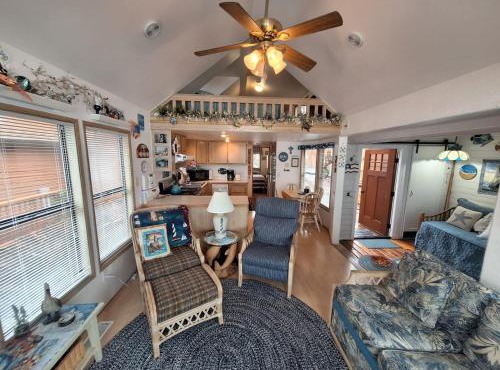 Luxurious Oceanfront Cabin 7 Getaway w Hot Tub in Smith River
