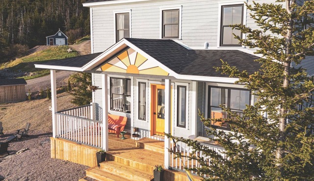 Luxuriously charming 2-bedroom home with private beach, wharf & stage in Trinity