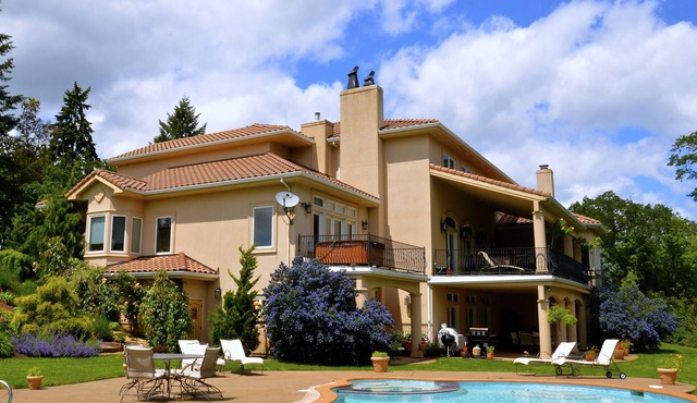 Luxury 10,000 Sq Ft Estate, Heated Pool, Vineyard, Sleeps 20!