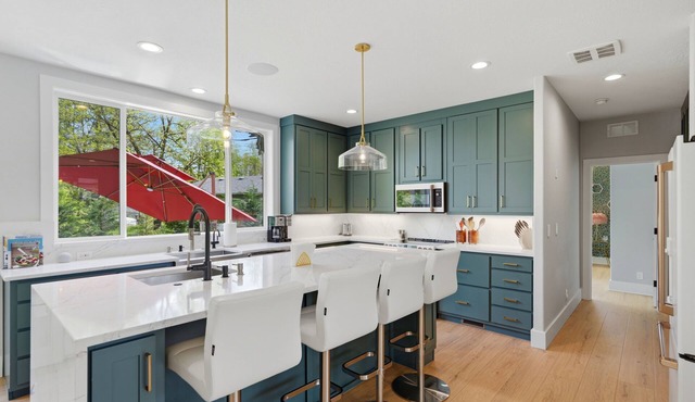 Luxury 3 King Suite Retreat 3 Blocks to Downtown!
