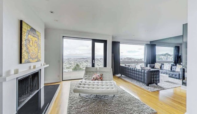 Luxury 3BR Home - Pano Views, Steam room & Deck