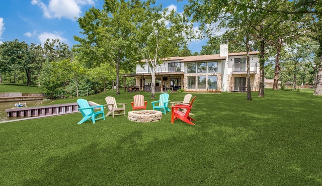 Luxury Lakefront Oasis - Kayaks, Views & Games