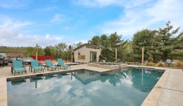 Luxury Priv Resort Retreat, 5 Aces, Near Maple Grove Raceway & Lancaster