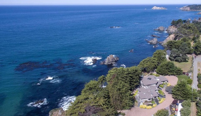 Luxury Private Waterfront Estate w/Beach Access! in Gualala