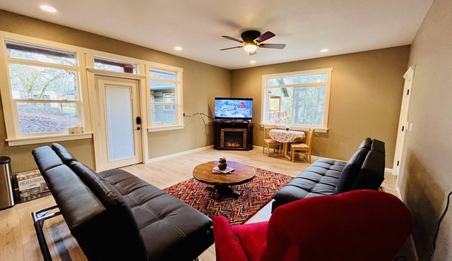 Luxury studio in the private hillside of Trail. Wi-Fi & Pet Friendly!