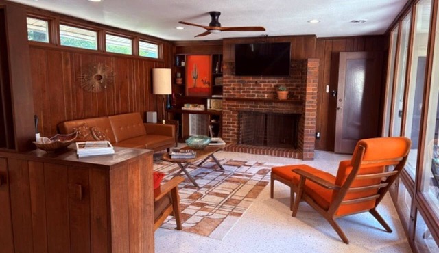 Mid Century Home, Downtown Springdale with Hot Tub & Fire Pit