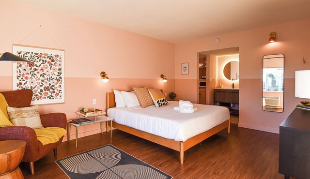 Mid-Century Themed Hotel Room in Fayetteville, AR - The Clementine on College #5