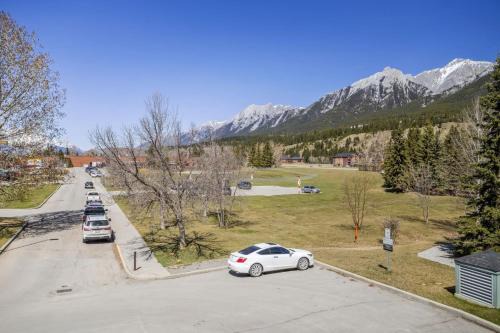Mini Getaway with Mountain Views Near Banff in Canmore