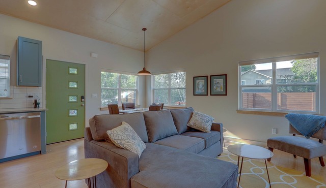 MOD POD Sleek & Modern, A/C, Cozy Retreat, Walk to Downtown