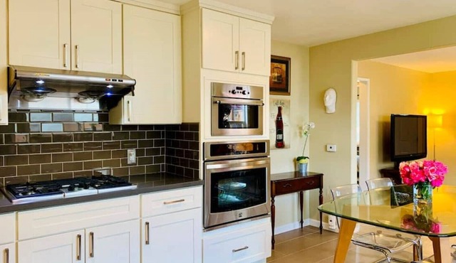 Modern 2Bed/1Bath bungalow style suite in Willow Glen