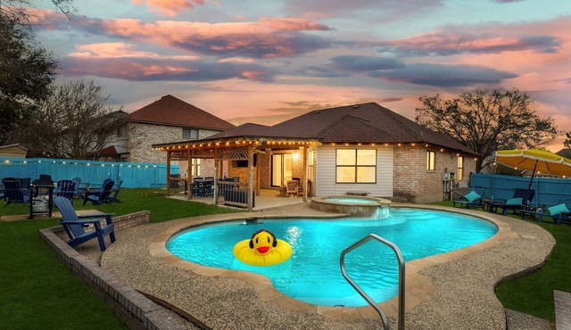 ​Modern 4BR with Pool & bbq & Fire Pit & Home Theatre &Game Room—Near Six Flags!