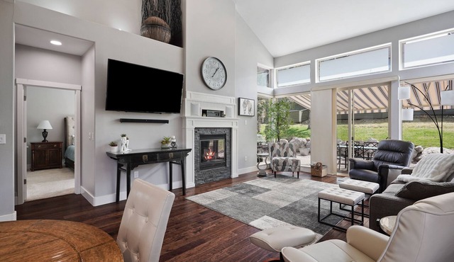 Modern and Light! EV Charger, Pet Friendly, Community Hot Tub & Pool, Lakeside Sports Center, AC