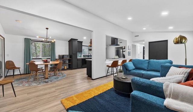 Modern Bella Vista Retreat- Game Room, Fire Pit, Pet Friendly - Sleeps 10