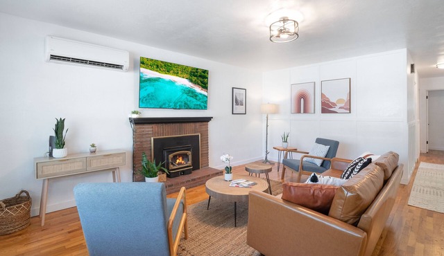 Modern Bliss: Chic Retreat w/Stylish Amenities, Ideal for Vacation & Family Fun
