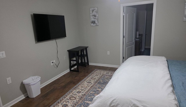 Modern, Clean & Comfortable Home Near Local Attractions. 3bed 2bath