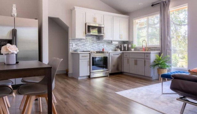 Modern Country 2bed/1bath with pool/Monthly 30d+