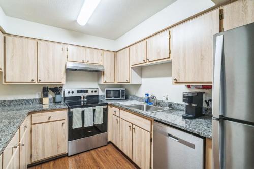 Modern Kinsrow Apartment with Clubhouse Amenities in Eugene
