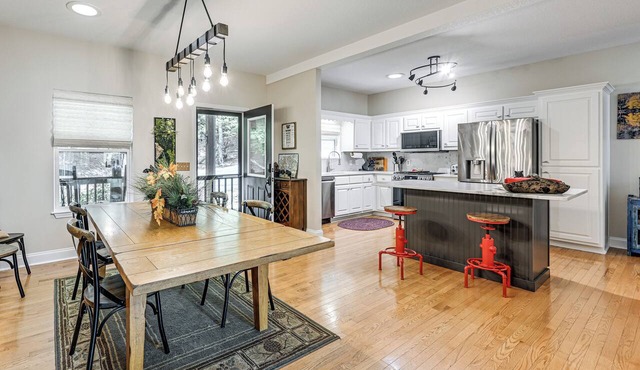 Modern Mountain Zen 3-bed, 3-bath Home With Creeks