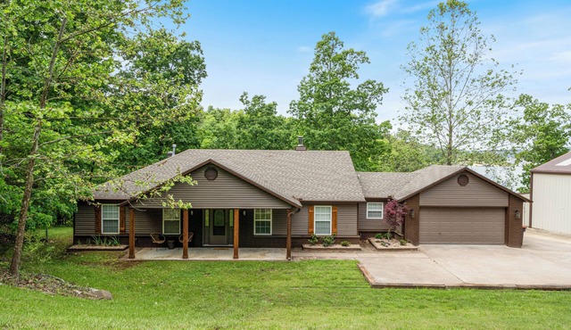 Modern-Rustic brand new Lake front home with hot tub + kayaks!