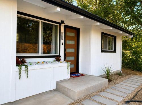 Modern Rustic Retreat by the Creek in Eagle Point