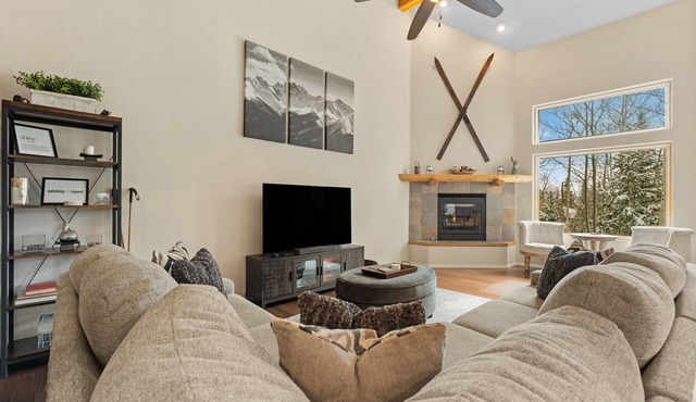 Modern Townhome with Private Deck and Hot tub, 20 mins to Keystone Resort!
