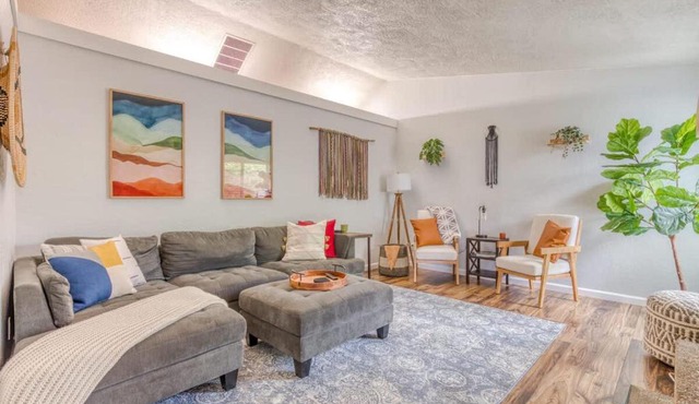 Monmouth Family Retreat - Pet Friendly, Play Areas, Hot Tub, Game Room
