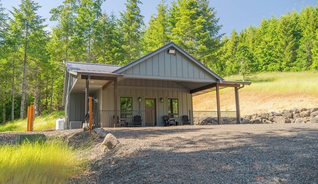 Moody 2-bedroom private cabin minutes from Spirit Mountain casino