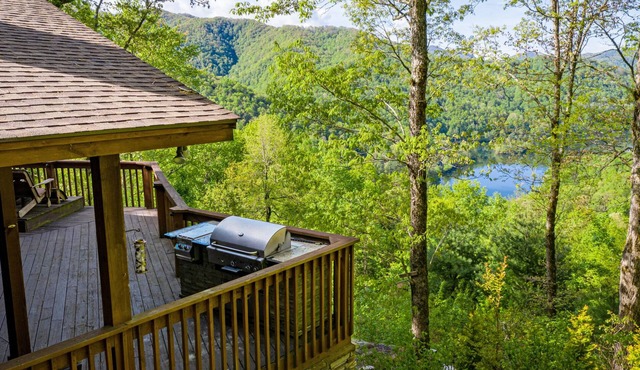 Moonshadow Stunning Lake View Cabin with Hot Tub, Fire Pit
