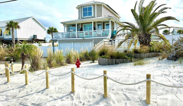 Most Private Oasis on the Island-Backyard Resort Vibe -Minutes walk to the Beach