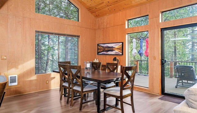 Mother's Day- Pinecrest Lake is OPEN! 5 Min to the Lake! Book Now. We Sleeps 10