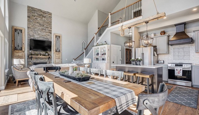 Mountain Dream, New Modern Home with Hot Tub and Spectacular Views