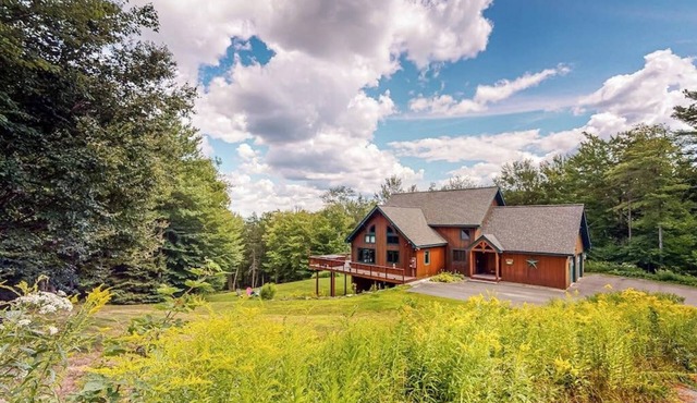 Mountain-view house with hot tub, AC & amazing views, near Okemo Resort & skiing