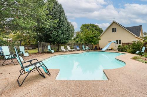 Near Hiking & Biking: Pet-Friendly Rogers Getaway!