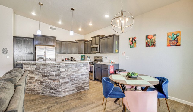 Near Parks & Venues: Upper Valley Family Home!