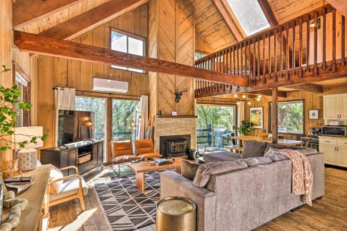 Near Trails: Cabin w/2-Level Deck in Twain Harte